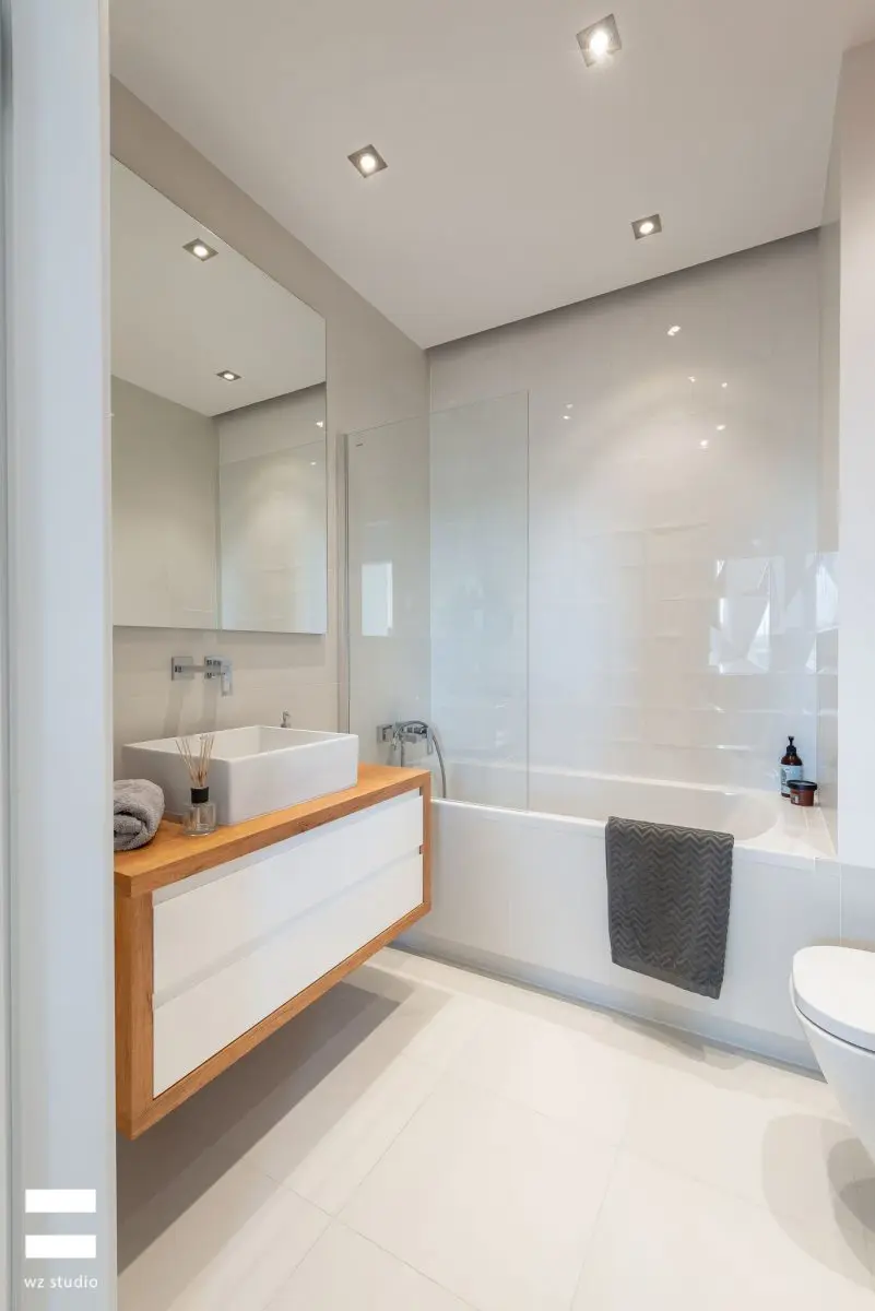Mała łazienka z wanną | proj. WZ Studio (fot. Artur Jarosz/Trzykropy)