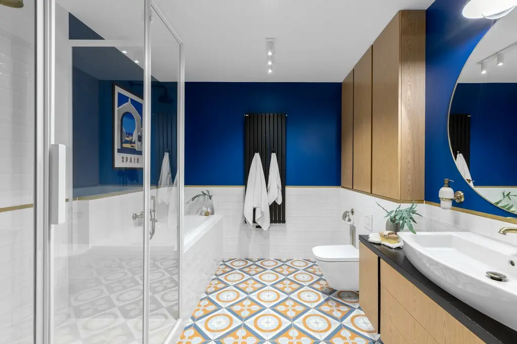 Niestandardowa aranżacja łazienki autorstwa Finchstudio