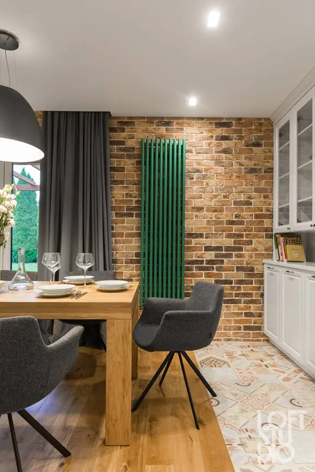 Akcent kolorystyczny w formie designerskiego grzejnika w projekcie arch. Ireny Lang z Loft Studio