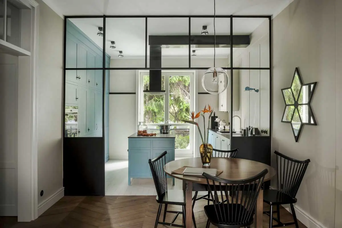 Kuchnia w kolorze za przeszkleniem w projekcie Colombe Design