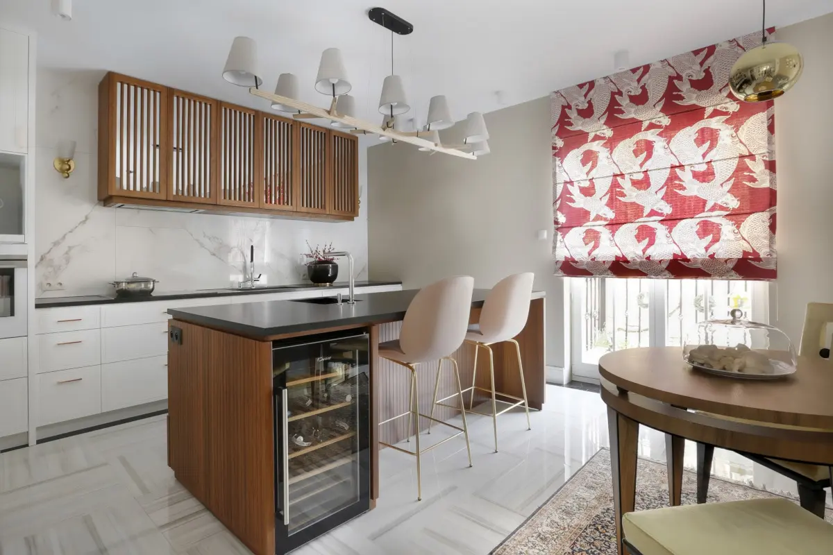 Biało – drewniana kuchnia | proj. Sikorska &amp; Architekci