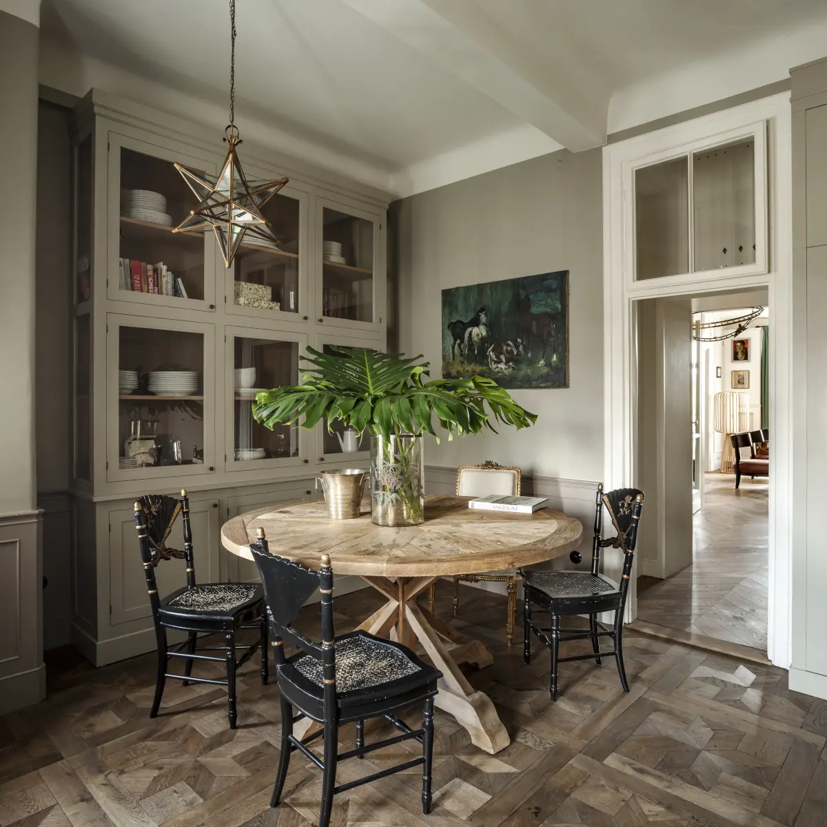 Meble z historią wzbogacają aranżację wnętrza, proj. Colombe Design