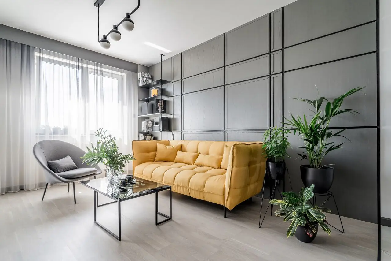 Sofa w modnym kolorze rebel yellow w projekcie Forme Studio