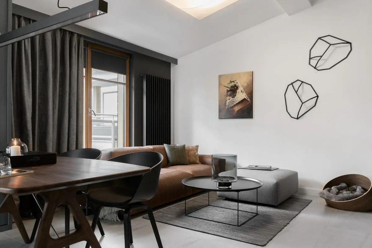 Karmelowa sofa w salonie | proj. formativ