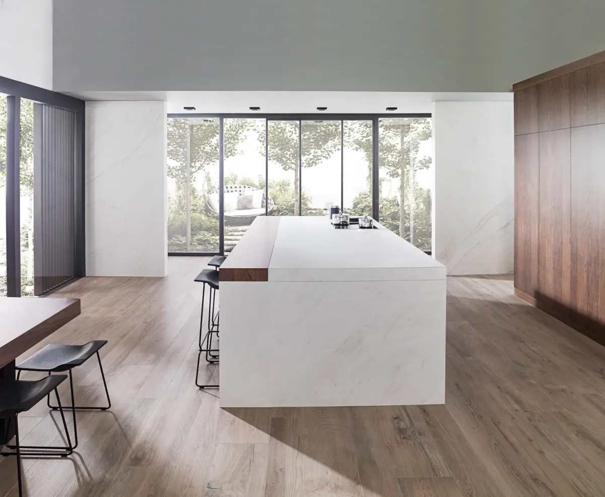 Wyspa kuchenna wykonana z płytek wielkoformatowych X Light Premium Lush marki Urbatek (Grupa Porcelanosa)