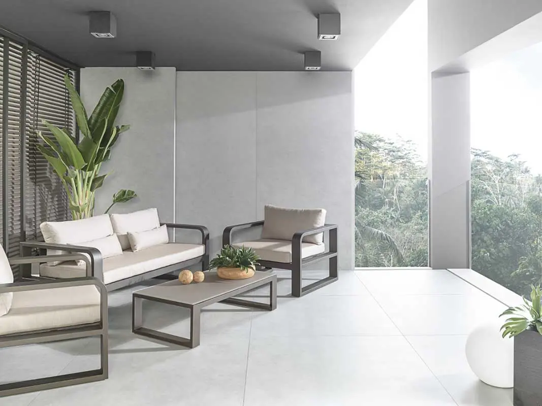 Płytki wielkoformatowe na tarasie i elewacji – X Light Stark marki Urbatek (Grupa Porcelanosa)