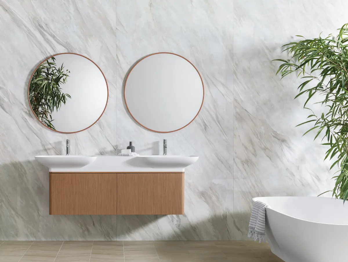 Piękne połączenie drewna i marmuru (płytki wielkoformatowe w łazience X Light Premium Storm marki Urbatek)