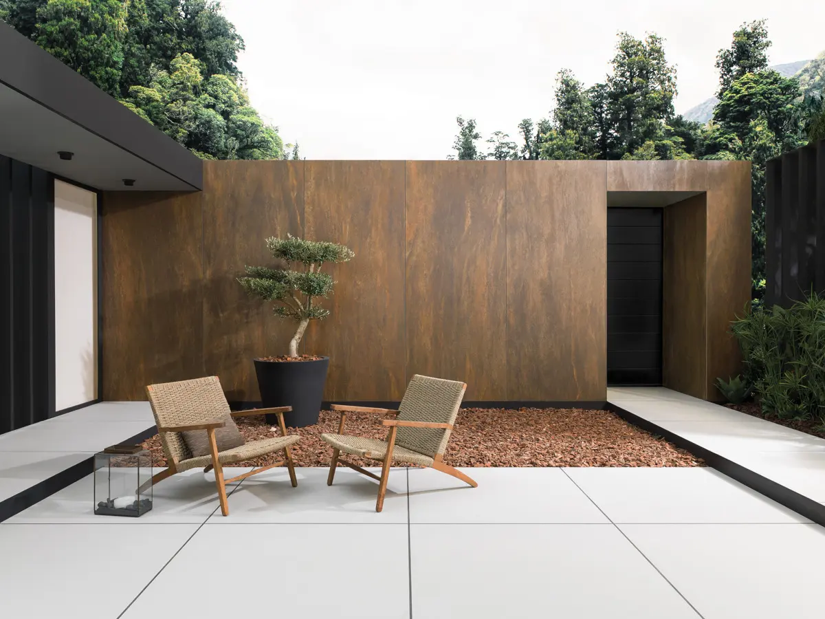 Płytki wielkoformatowe na elewacji – X Light ARCAN Corten (Urbatek, Grupa Porcelanosa)