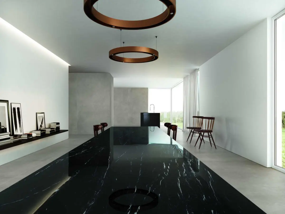 Blat wyspy wykonany z płytki wielkoformatowej z linii Grande marki Marazzi