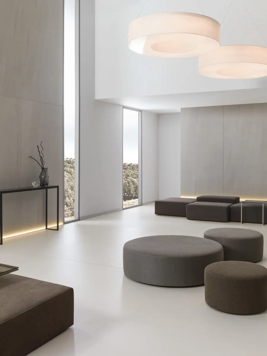 Monochromatyczne wnętrze z płytkami X Light Premium Aged marki Urbatek należącej do Grupy Porcelanosa