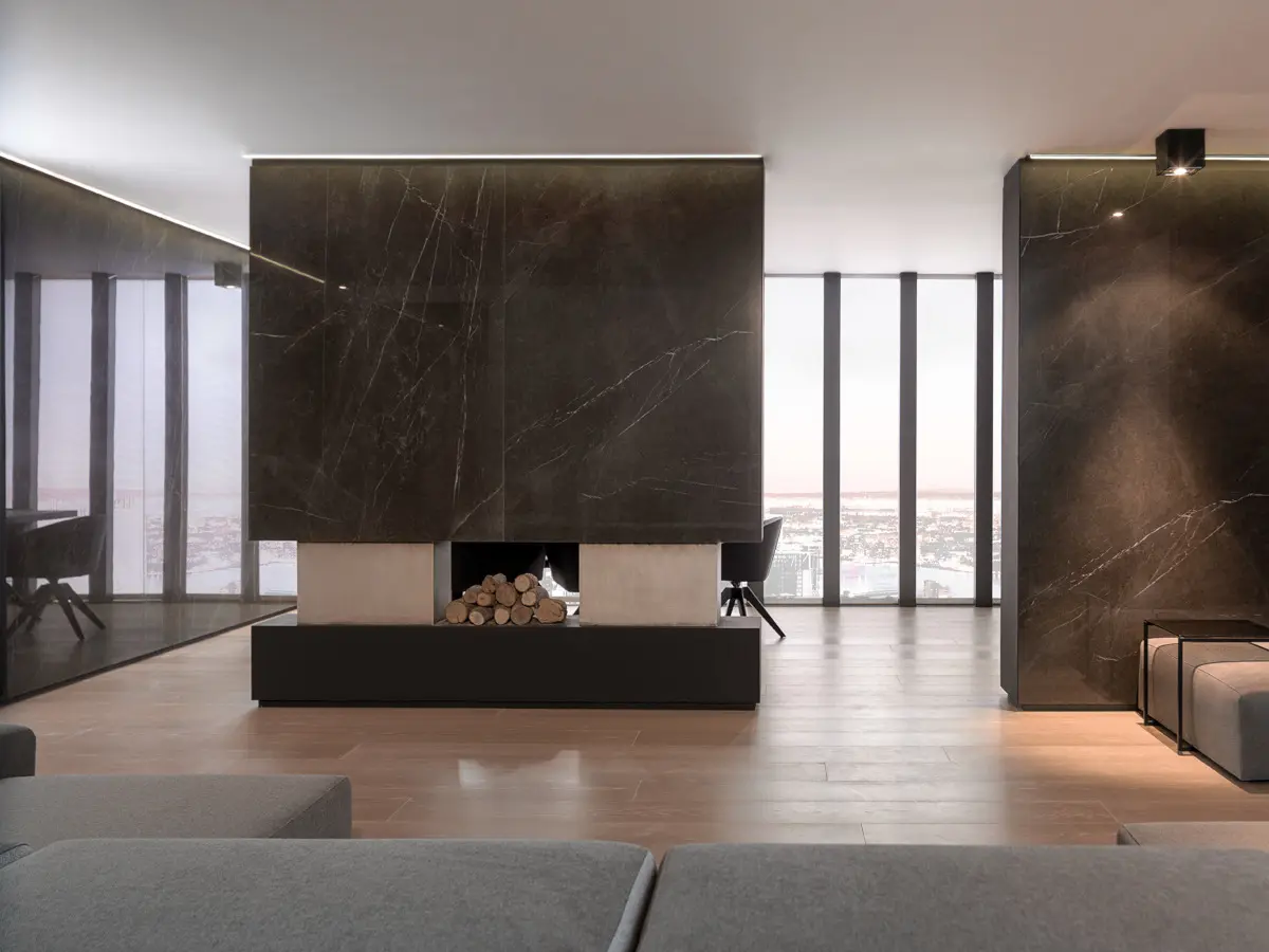 Kominek obłożony płytkami wielkoformatowymi X Light Premium Savage marki Urbatek