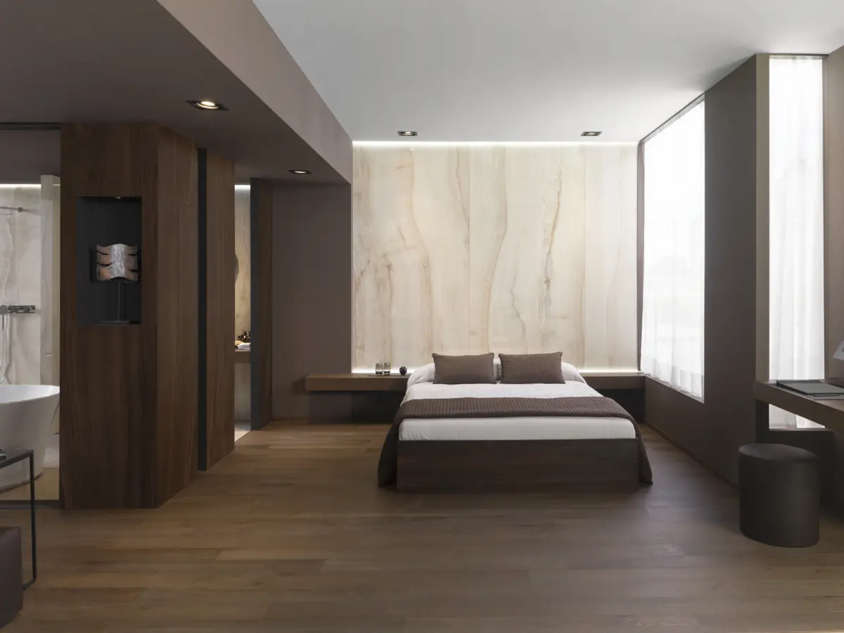 Płytki wielkoformatowe z rysunkiem marmuru – X Light Ambar marki Urbatek (Grupa Porcelanosa)