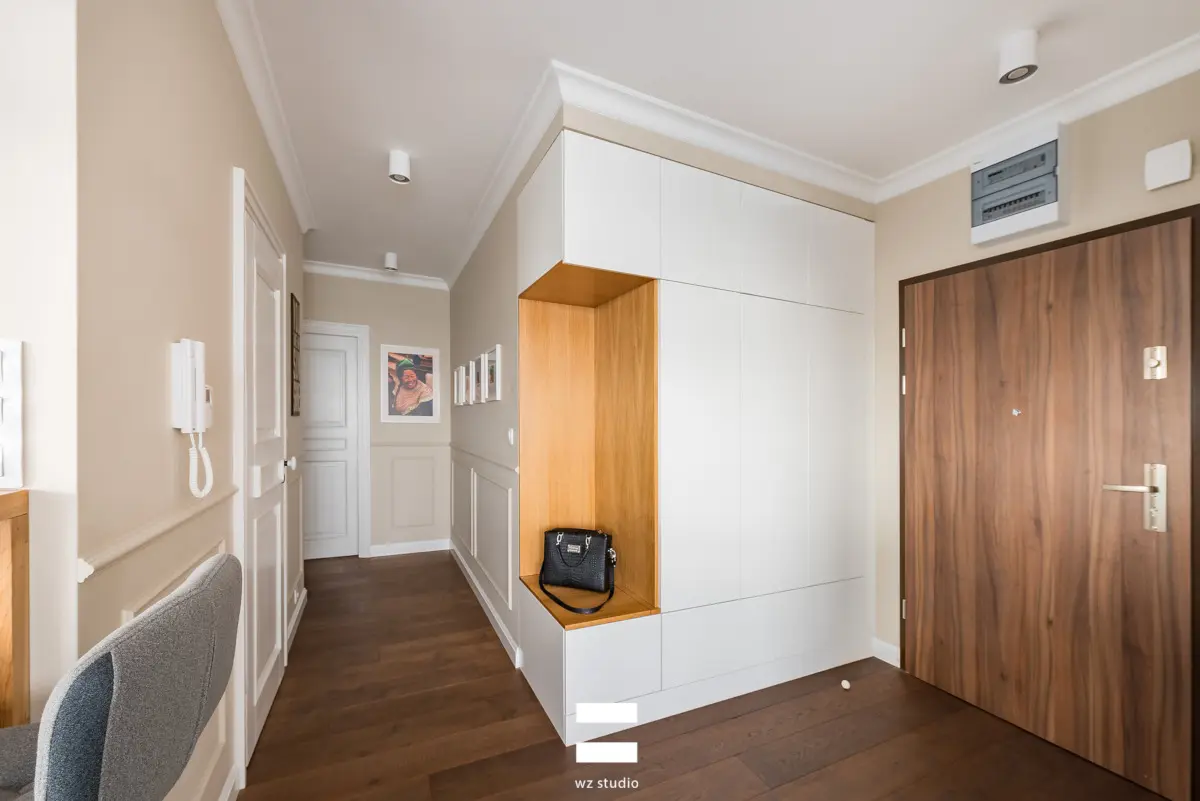 Nowoczesny przedpokój z elementami klasycznych akcentów