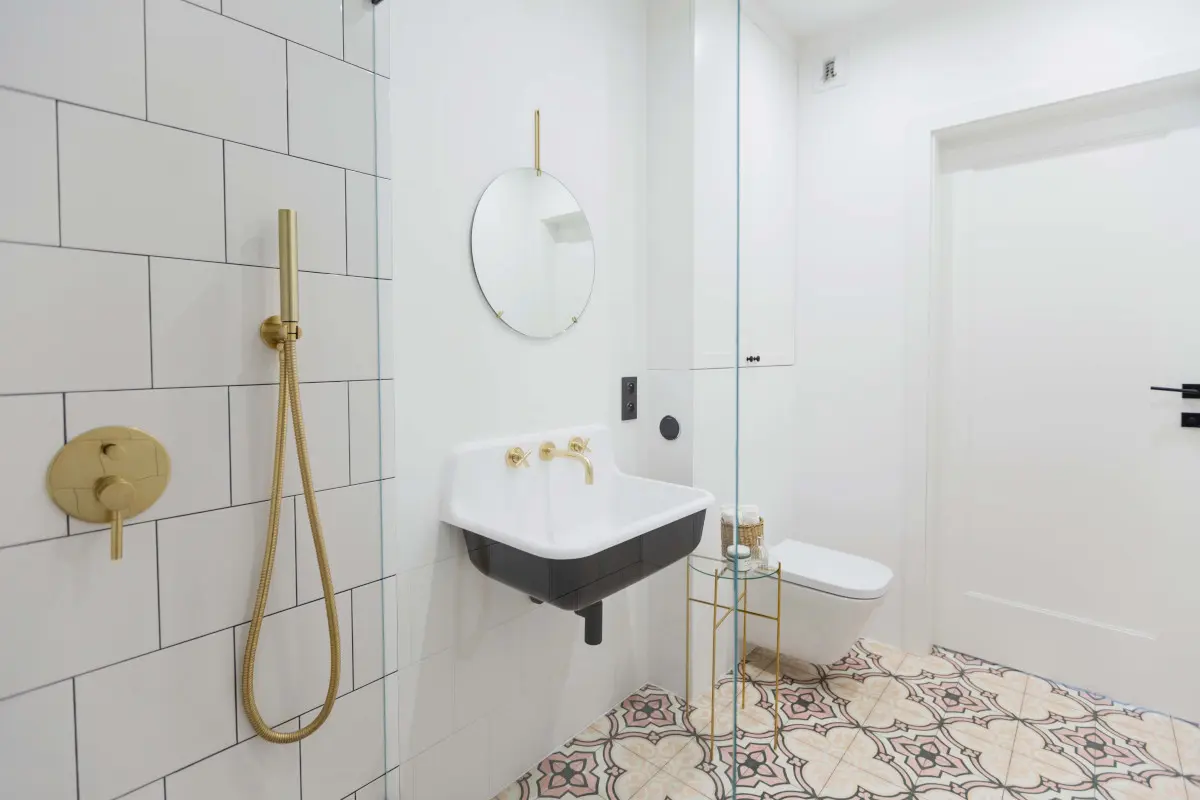 Łazienka z różowymi płytkami w marokański wzór | proj. Dash Interiors