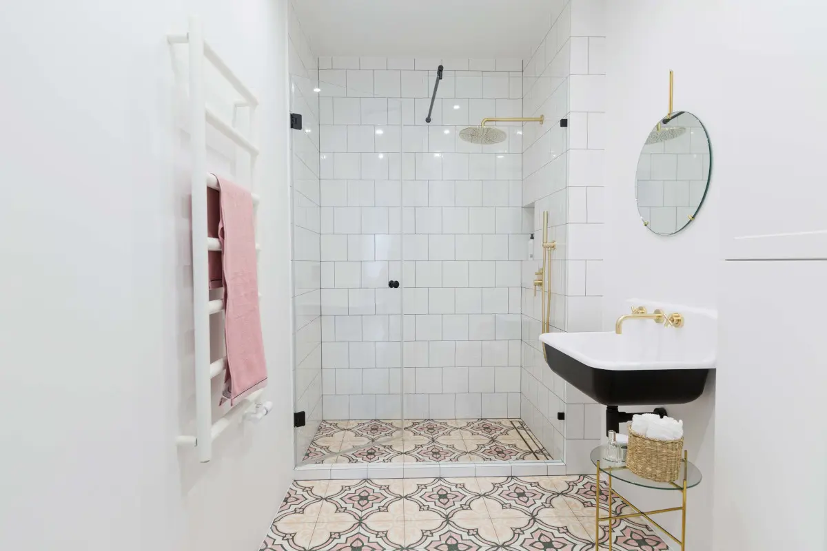 Łazienka z różowymi płytkami w marokański wzór | proj. Dash Interiors