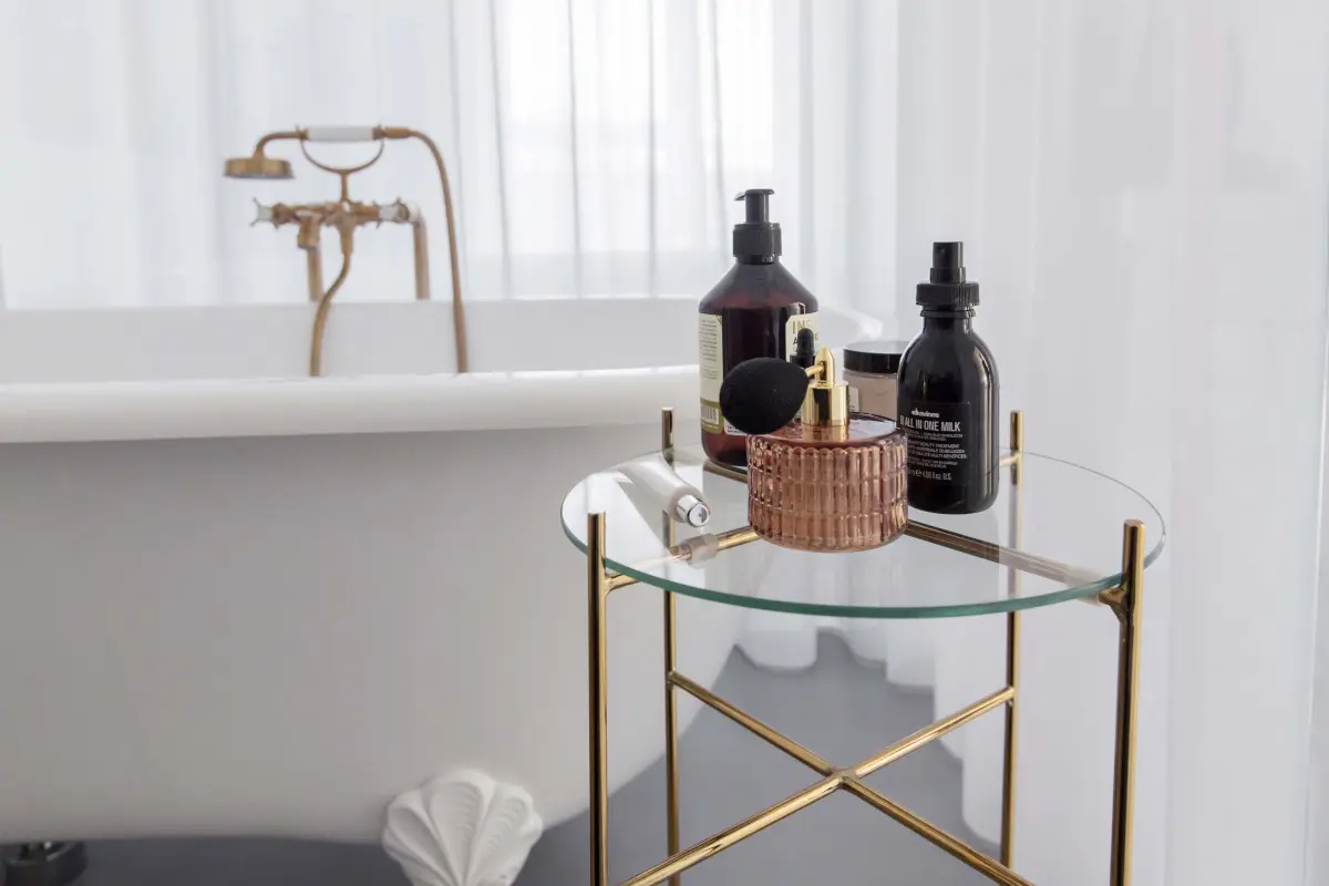 Złote detale w salonie kąpielowym | proj. Dash Interiors