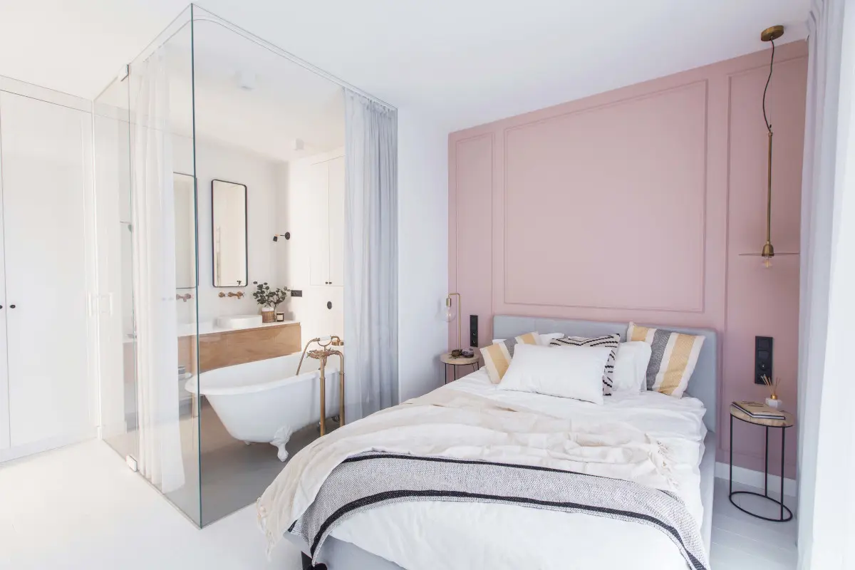 Sypialnia z mini salonem kąpielowym | proj. Dash Interiors