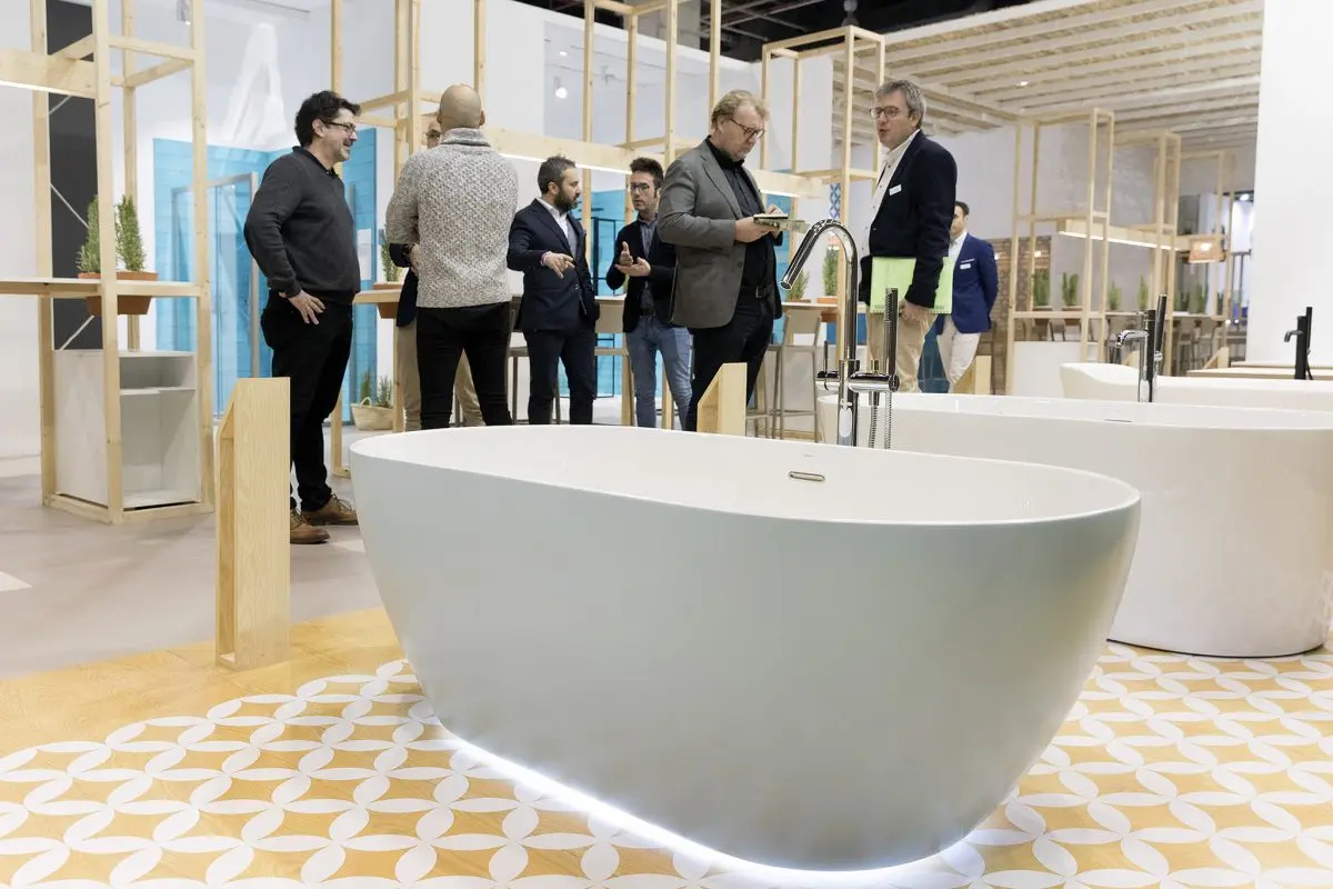 Wanny wolnostojące pozwalają stworzyć atmosferę wyjątkowego relaksu w łazience | źródło: https://cevisama.feriavalencia.com/en/