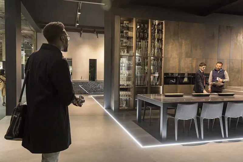 Metalizowane płytki w formie frontów kuchennych (źródło: https://cevisama.feriavalencia.com/en/) 