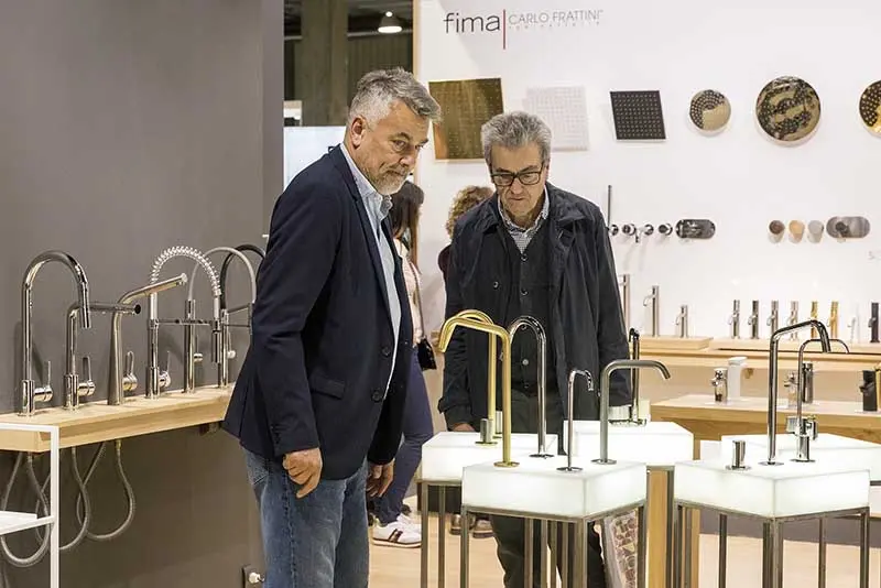 Filigranowe umywalki na pięknych stelażach (źródło: https://cevisama.feriavalencia.com/en/) 