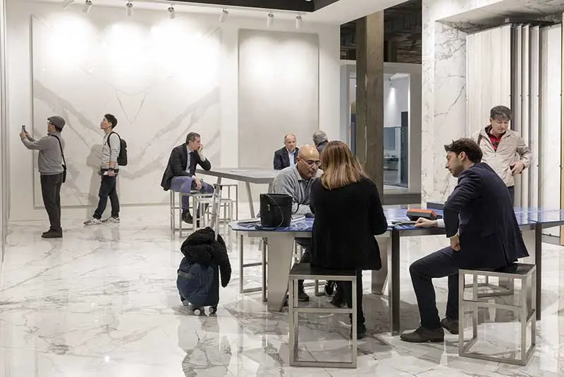 Wielkoformatowe płytki ubrane w piękny marmur (źródło: https://cevisama.feriavalencia.com/en/) 