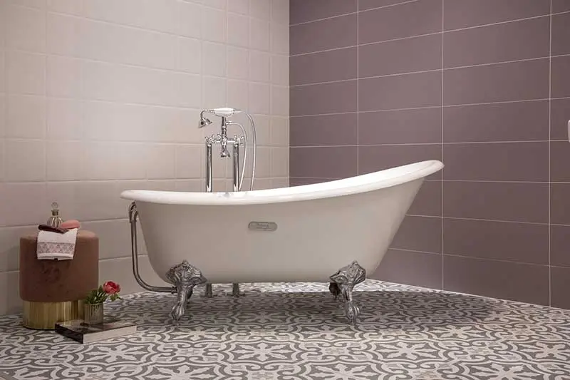 Pastele połączone z mocnym wzorem na podłodze i wanną w stylu retro (źródło: https://cevisama.feriavalencia.com/en/) 