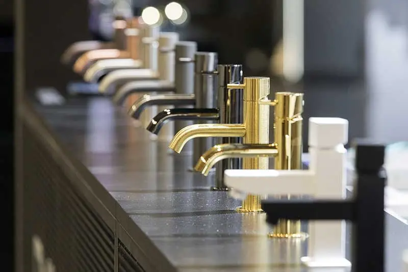 Kolorowa armatura to hit łazienek 2019 (źródło: https://cevisama.feriavalencia.com/en/) 