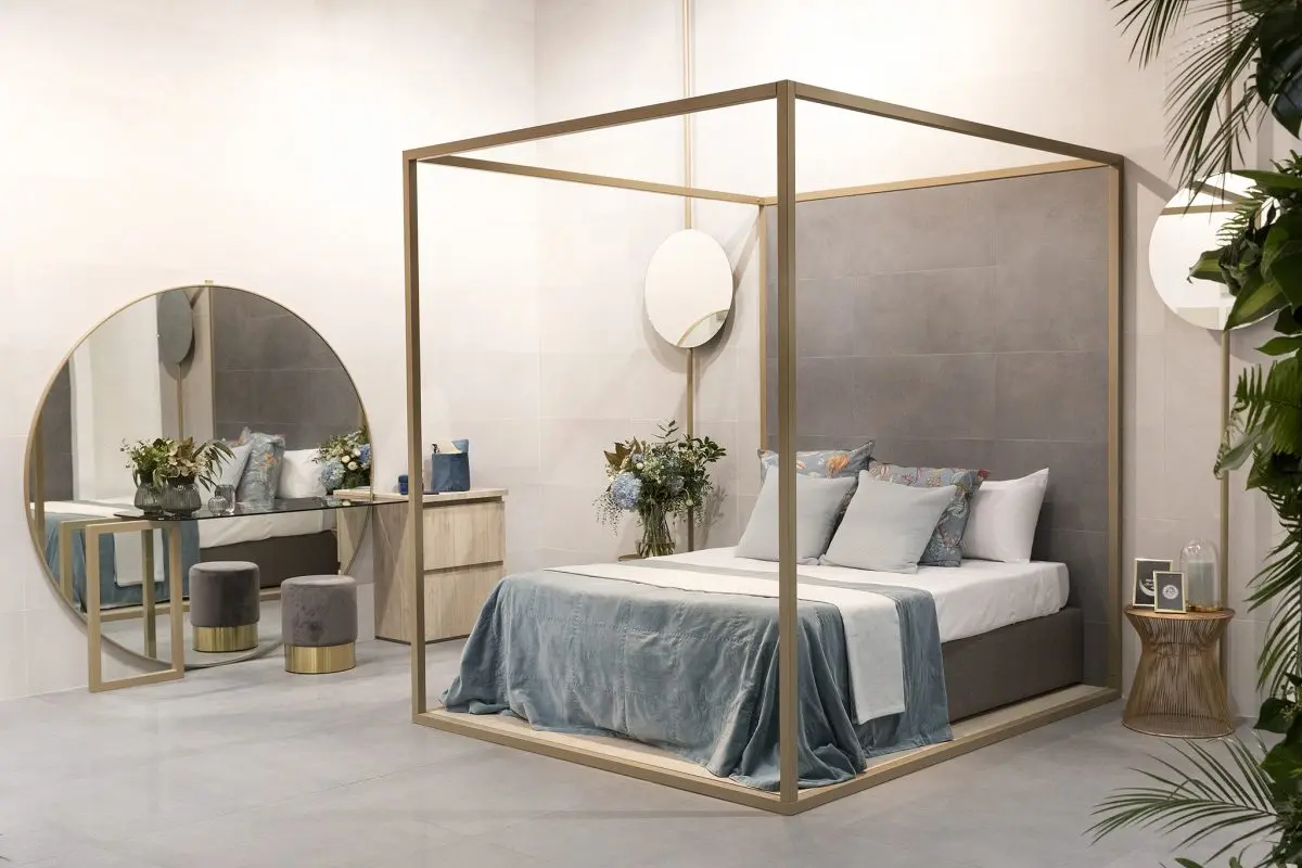 Piękna sypialnia, dla której tło tworzy minimalistyczna ceramika (źródło: https://cevisama.feriavalencia.com/en/) 