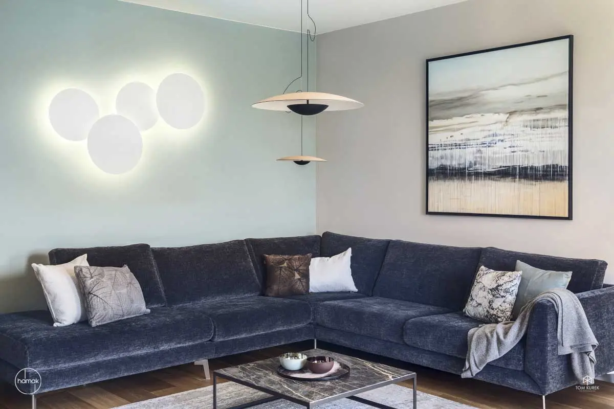 W projekcie salonu ogromną rolę odgrywa oświetlenie (proj. Hamak, zdj. Tom Kurek)