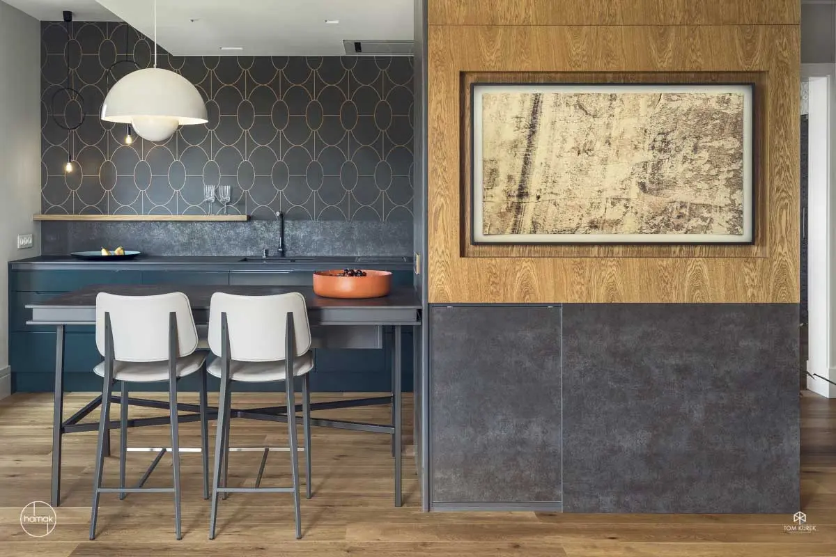 Pomysł na kuchnię w nasyconym kolorze (proj. Hamak, zdj. Tom Kurek)