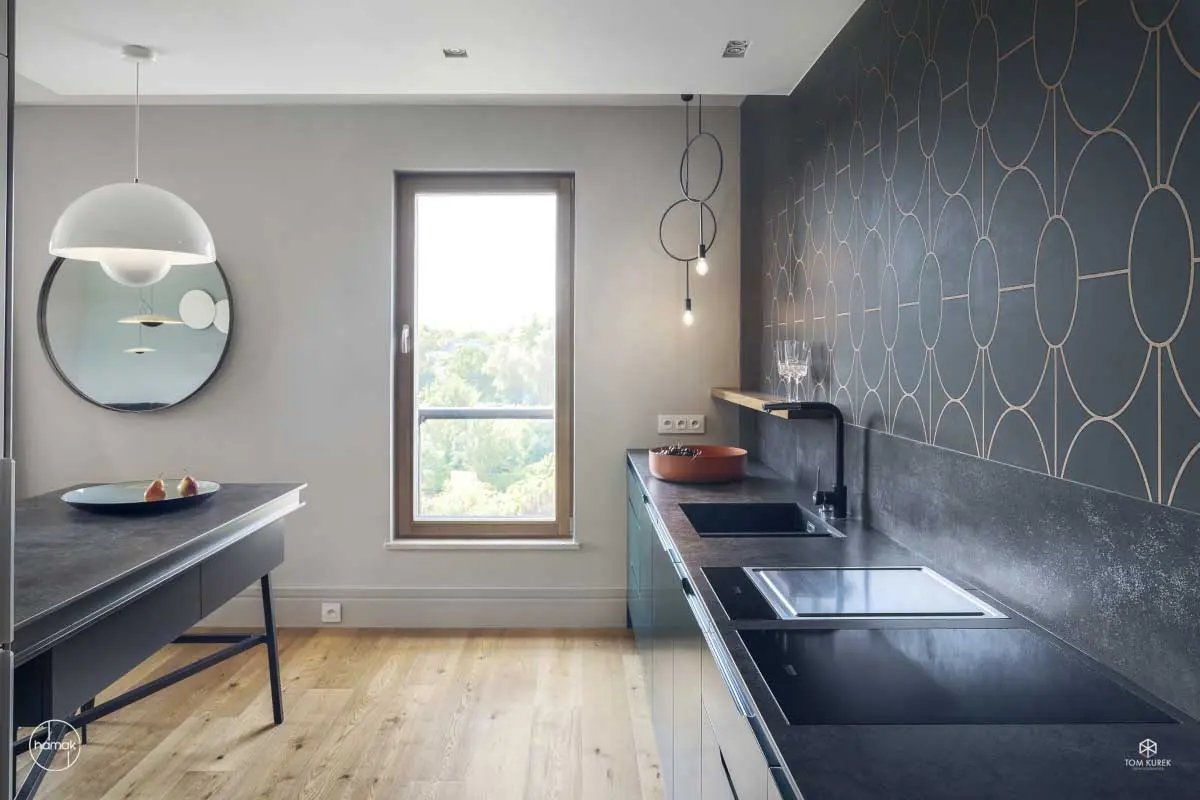 Pomysł na kuchnię w nasyconym kolorze (proj. Hamak, zdj. Tom Kurek)