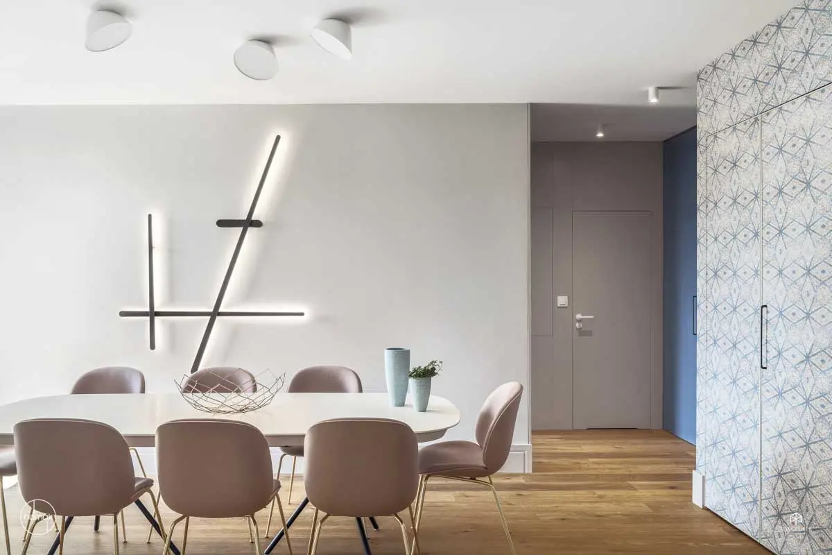 Projekt jadalni z krzesłami na złotych nóżkach i pastelowo różowej tapicerce (proj. Hamak, zdj. Tom Kurek)