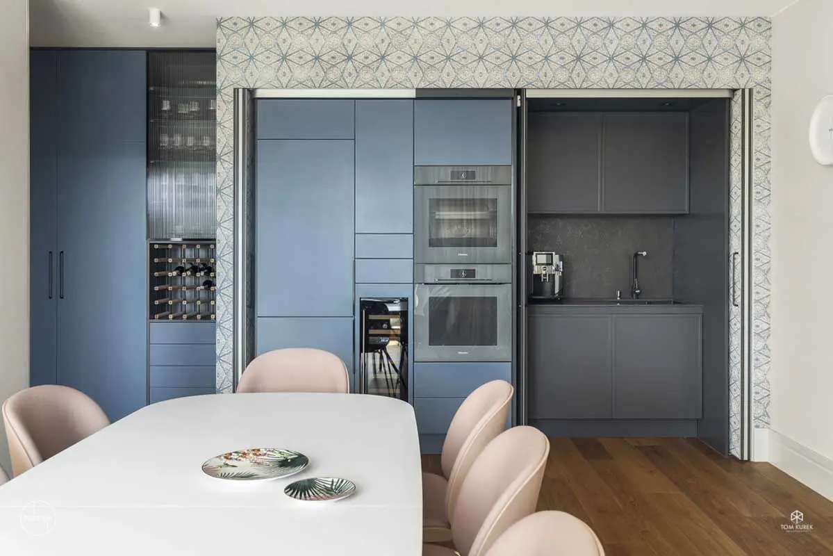 Granatowo - szare fronty zabudowy kuchennej doskonale korespondują z pastelowym różem