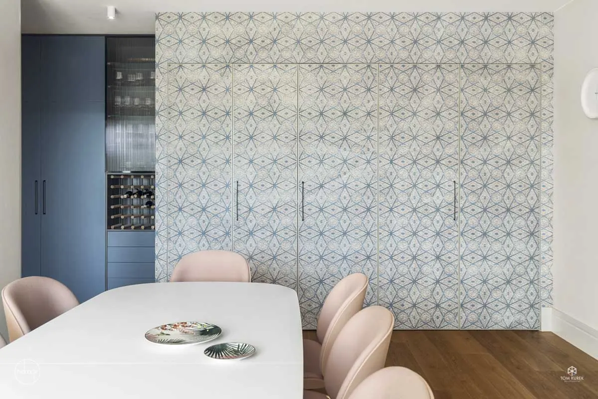 Kuchnia ukryta za wzorzystą otwieraną ścianą (proj. Hamak, zdj. Tom Kurek)