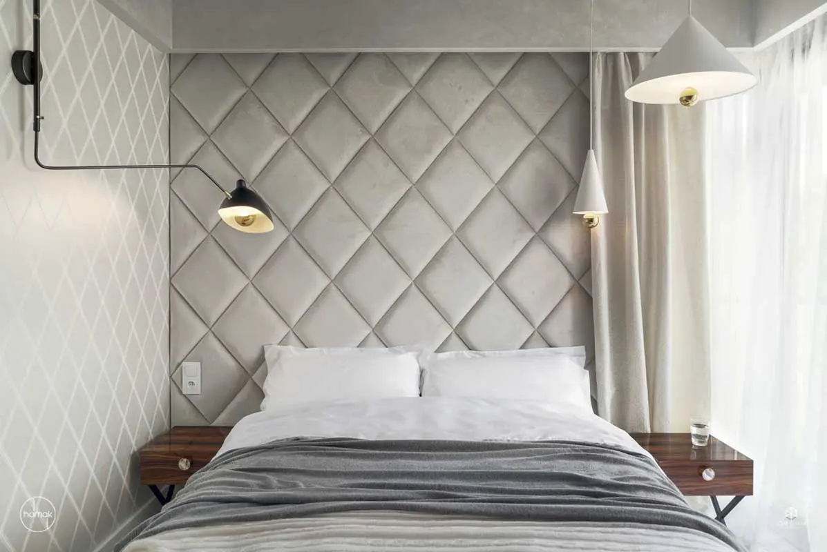 Panele tapicerowane na ścianie za łóżkiem (proj. Hamak, zdj. Tom Kurek)