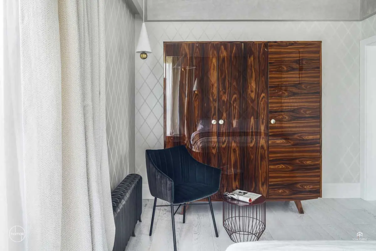 Piękna stylizowana szafa na nóżkach wzbogaca aranżację sypialni