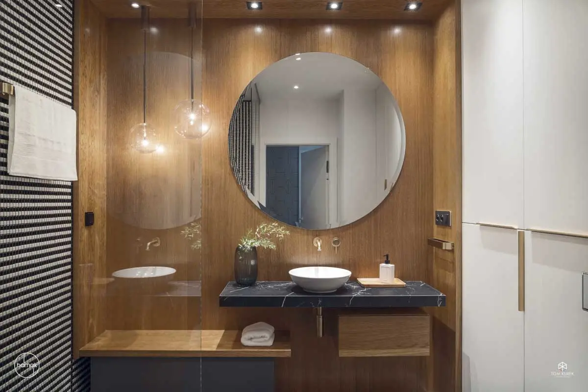 Drewniana łazienka ze złotą armaturą | proj. Hamak, zdj. Tom Kurek