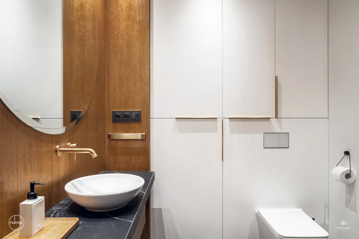 Drewniana łazienka ze złotą armaturą | proj. Hamak, zdj. Tom Kurek