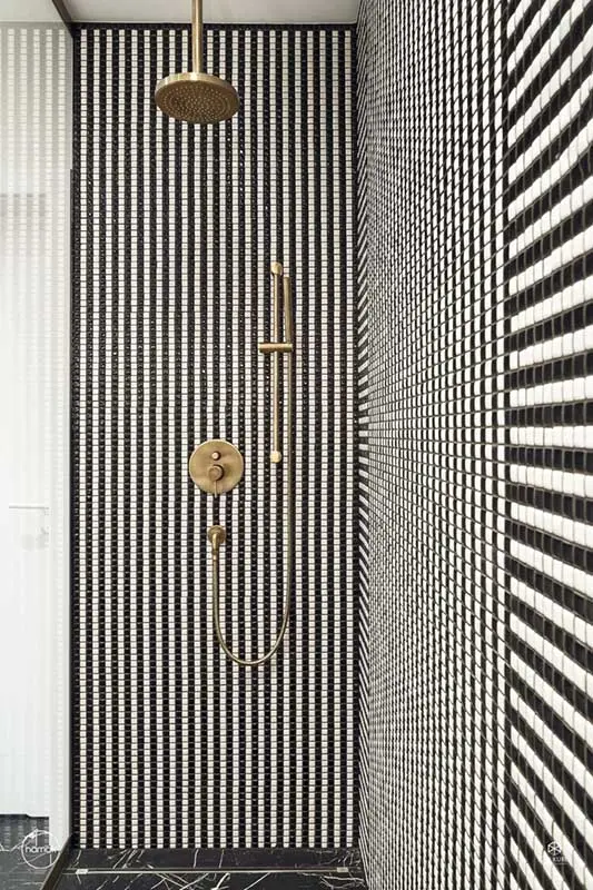 Strefa prysznicowa z mozaiką i złotą armaturą