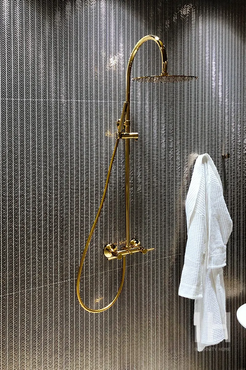 Złota armatura na tle pięknej ceramiki w jodełkę (Targi Cevisama 2019 Walencja)