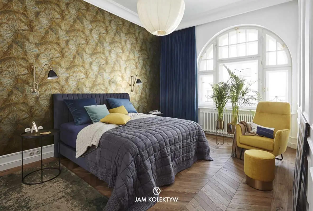 Charakterna tapeta stała się tłem dla dużego kolonialnego łóżka wykończonego welurem (Fotografia: Jola Skóra | Stylizacja: Anna Olga Chmielewska | Asystentka stylistki: Małgorzata Moritz)