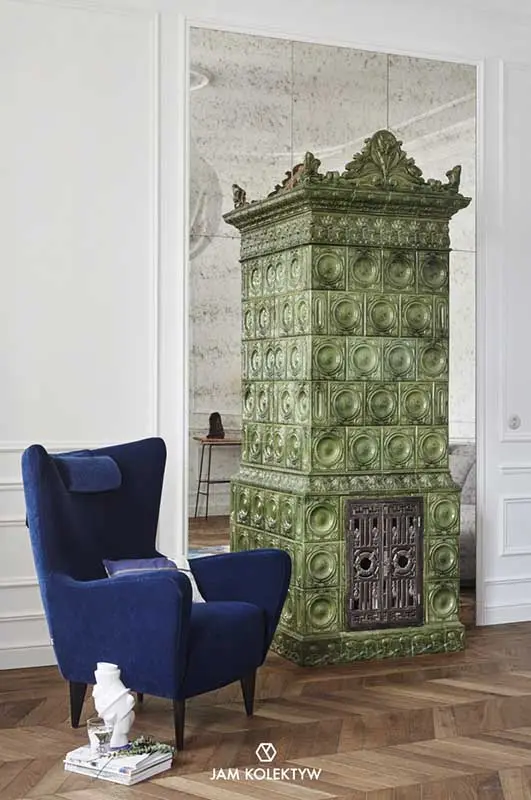 Secesyjny kaflowy piec nie tylko dekoruje wnętrze, ale również spełnia funkcje grzewcze (Fotografia: Jola Skóra | Stylizacja: Anna Olga Chmielewska | Asystentka stylistki: Małgorzata Moritz)