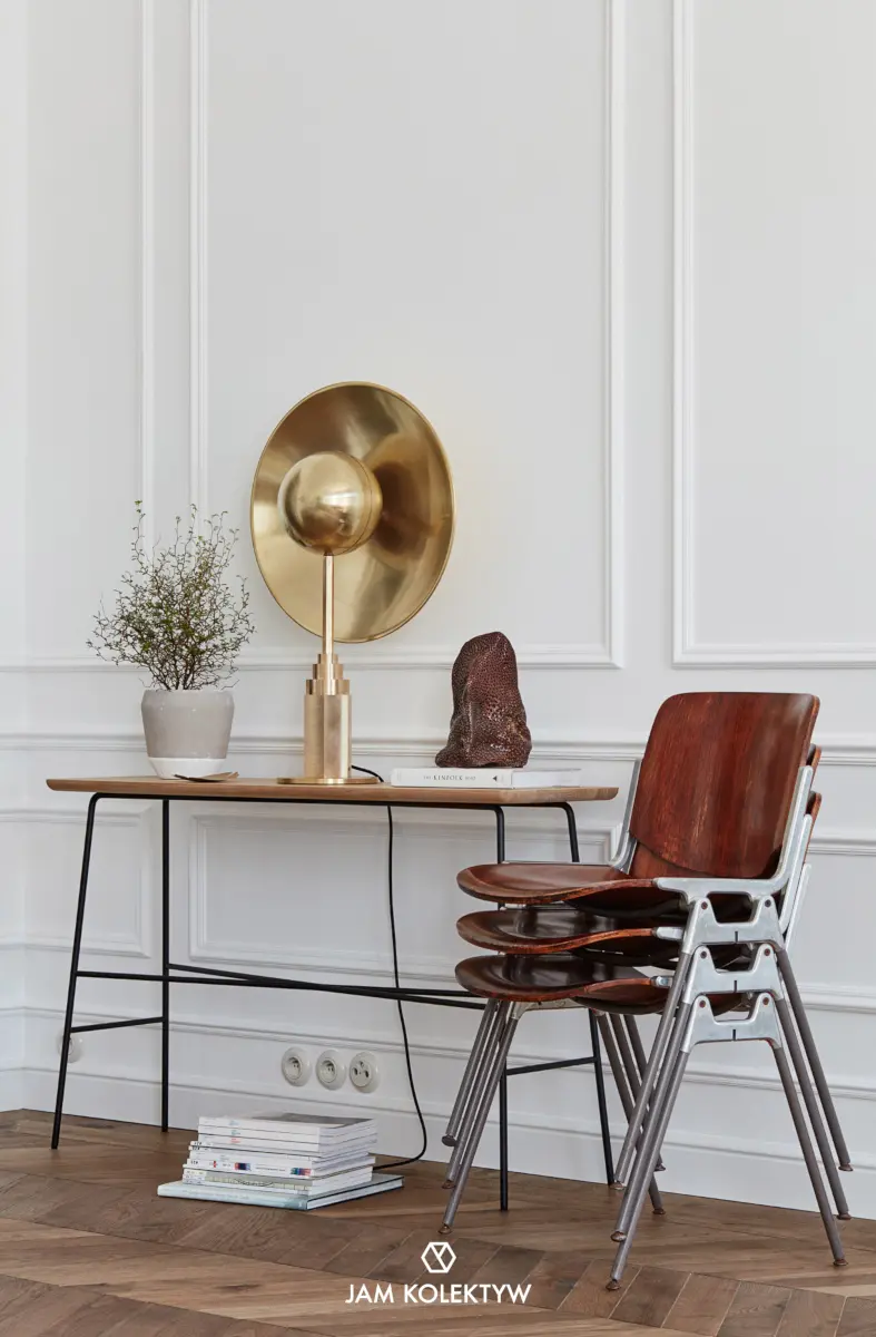 Iście rzeźbiarska lampa projektu Jana Garncarka została wyeksponowana na indsustrialnej konsoli obok ceramicznej rzeźby Michała Aneli (Fotografia: Jola Skóra | Stylizacja: Anna Olga Chmielewska | Asystentka stylistki: Małgorzata Moritz)
