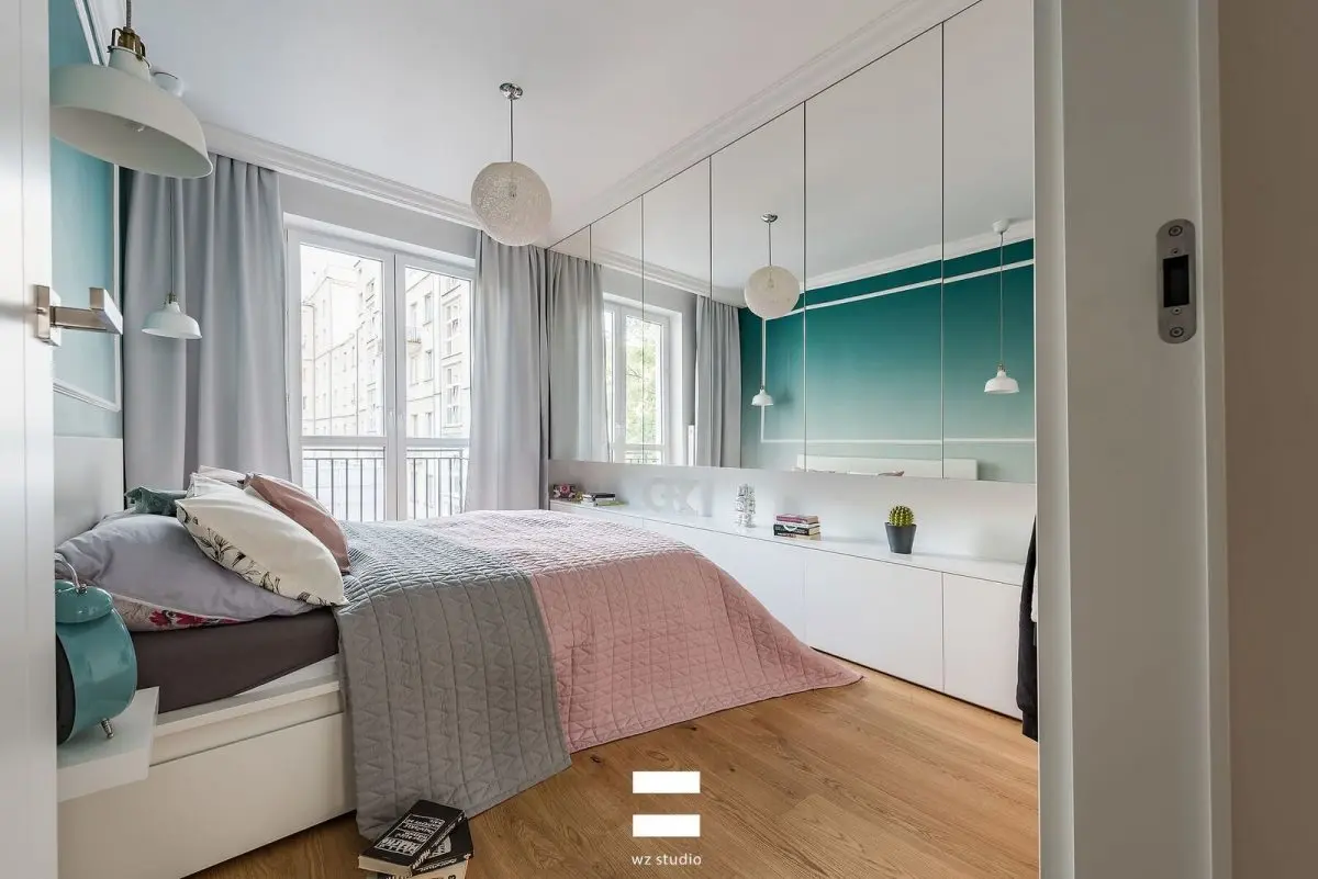 Lustra optycznie powiększają małą sypialnię | proj. WZ Studio