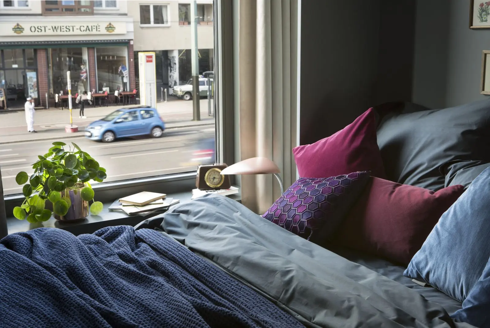 Widok z okna w sypialni (proj. Michał Gulajski, fot. Piotr Mastelarz)