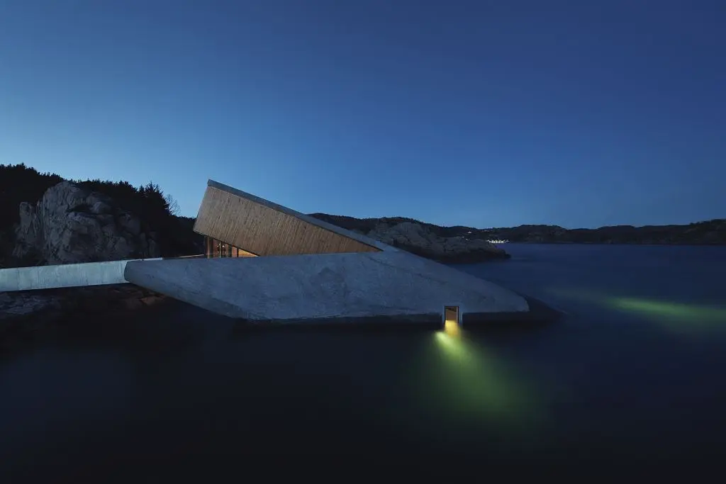 Restauracja Under. Proj. Snochetta. Fot. IVAR KVAAL