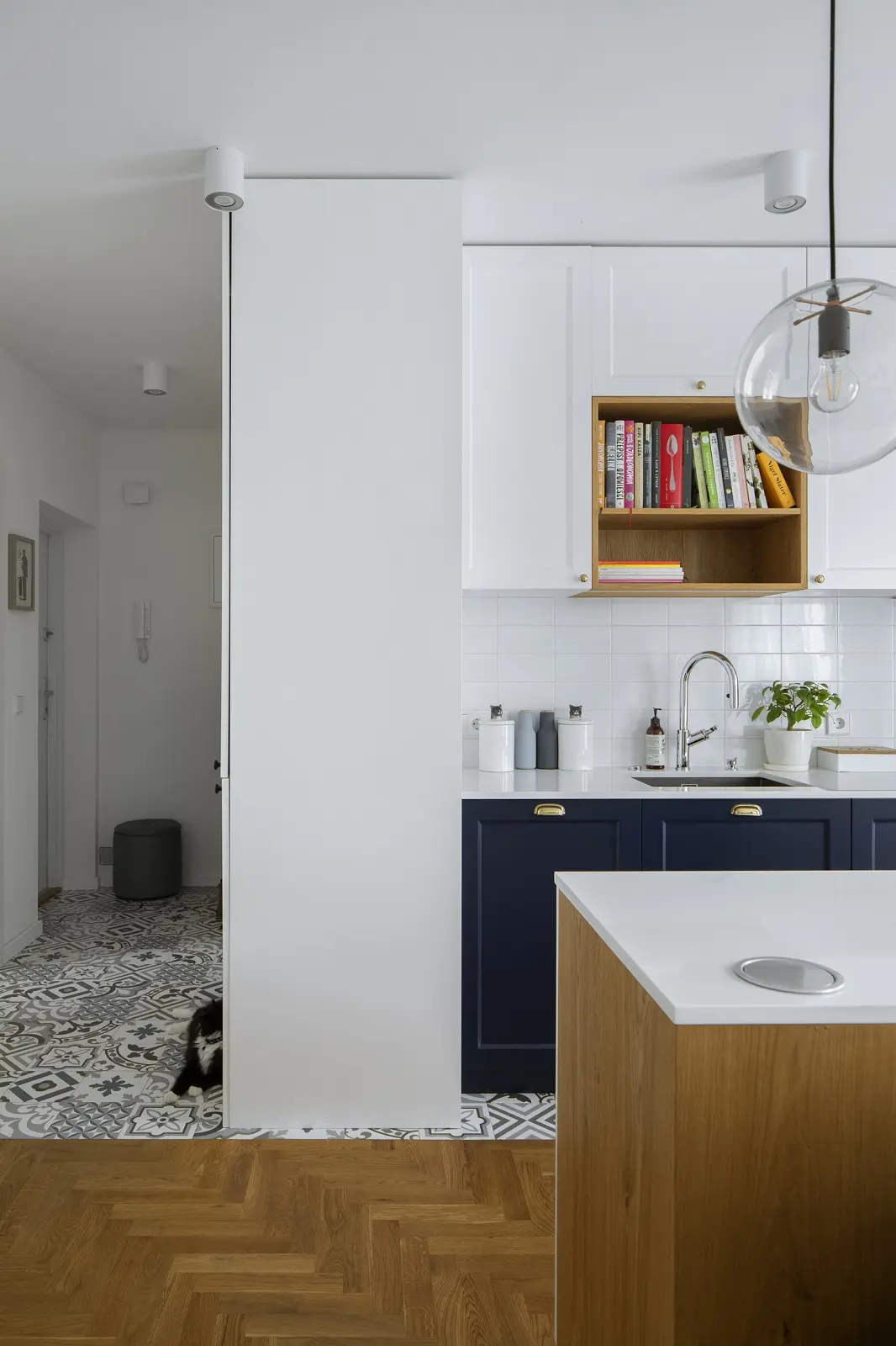 Drugie życie warszawskiej kamienicy: apartament z kroplą słońca