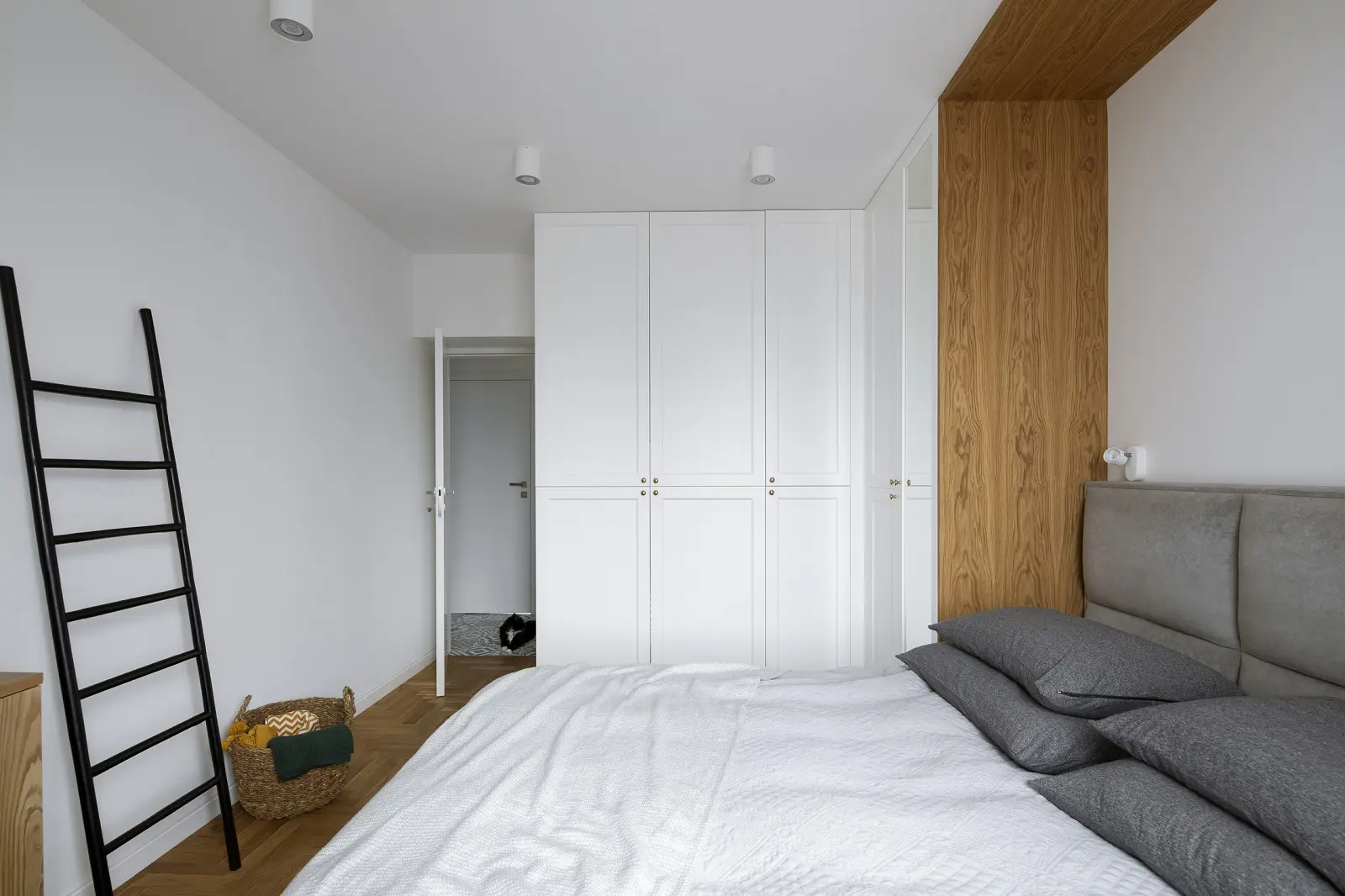 Drugie życie warszawskiej kamienicy: apartament z kroplą słońca