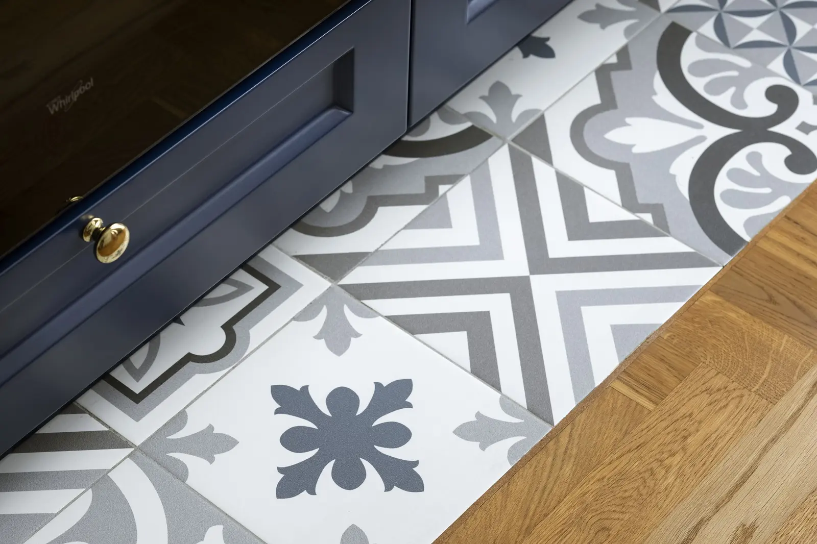 Drugie życie warszawskiej kamienicy: apartament z kroplą słońca