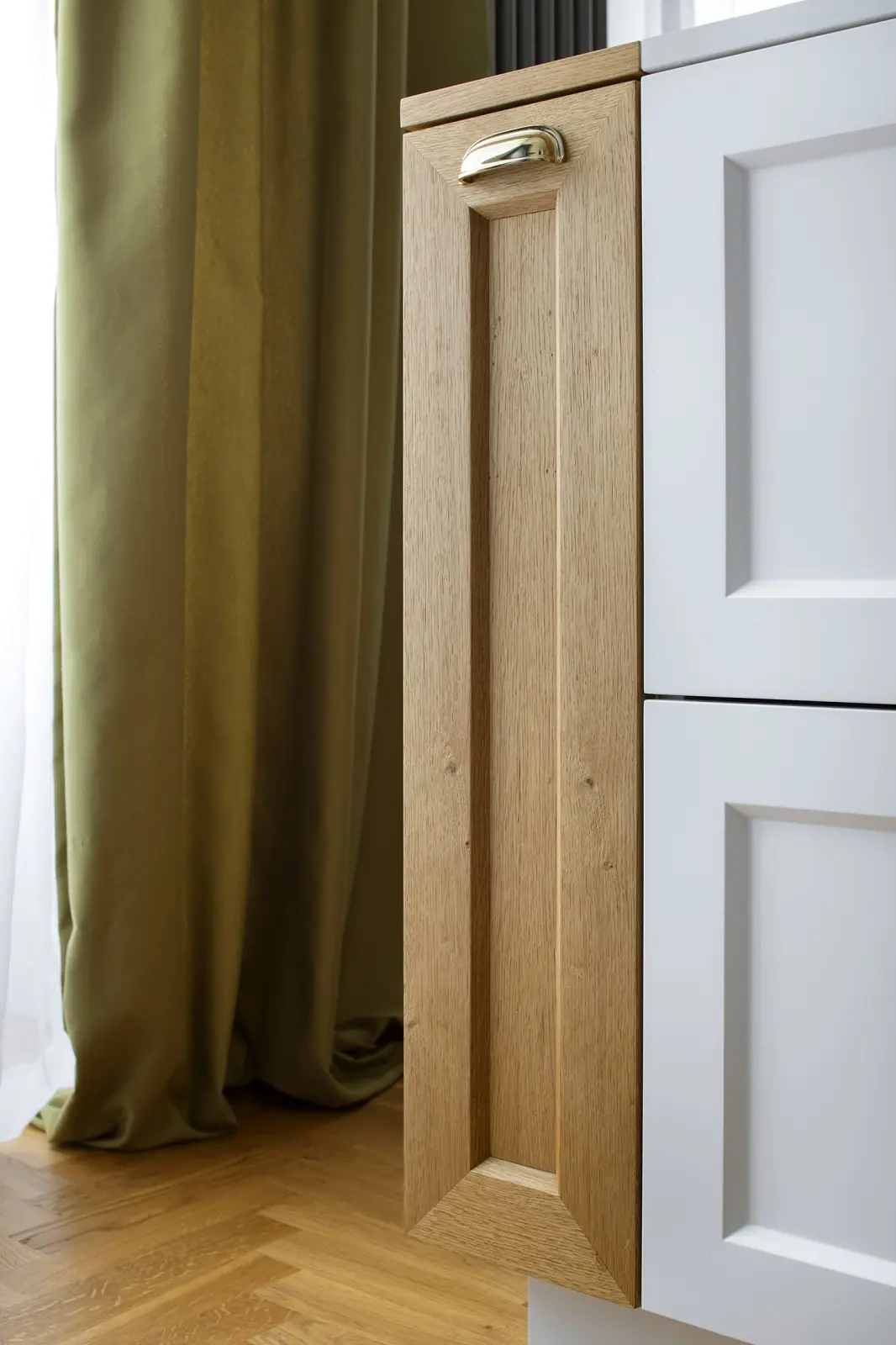 Drugie życie warszawskiej kamienicy: apartament z kroplą słońca